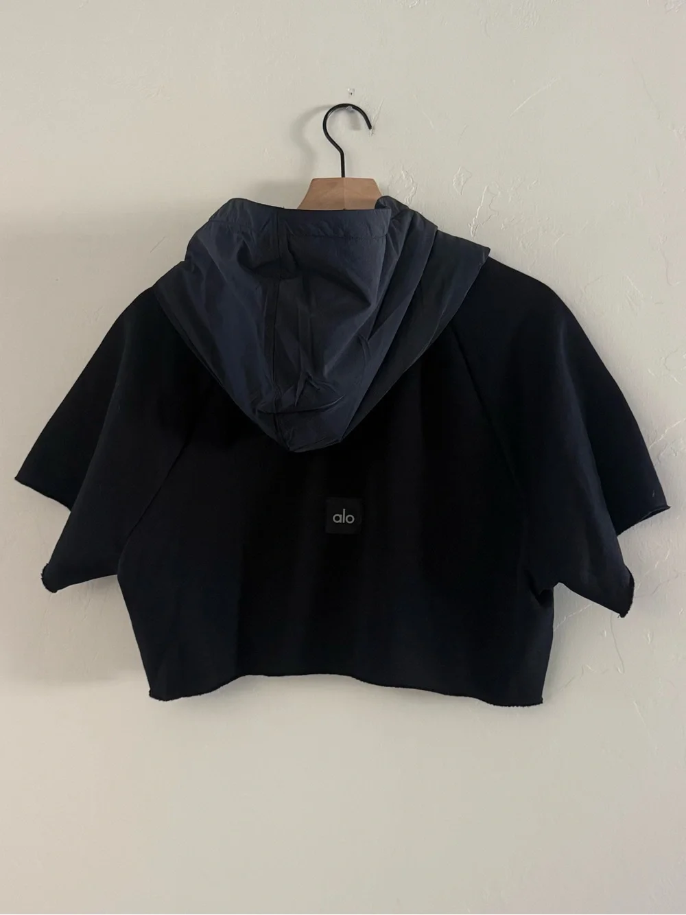 ALO Cropped In The Air Short Sleeve Hoodie - Black